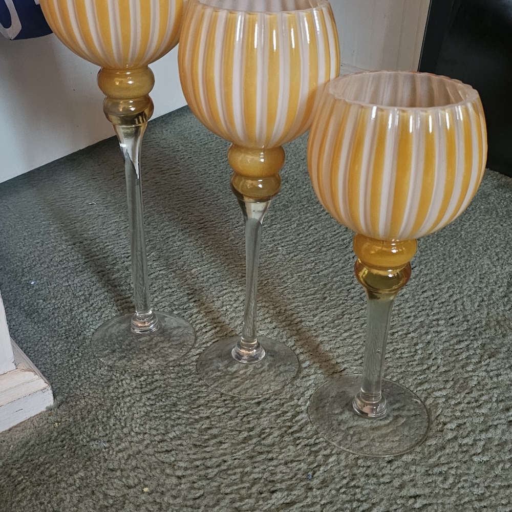 VASES - Picture 2 of 2